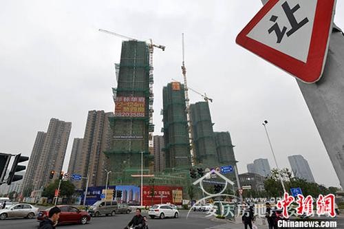 資料圖：售樓人員向顧客介紹樓盤。 中新網(wǎng)記者 金碩 攝