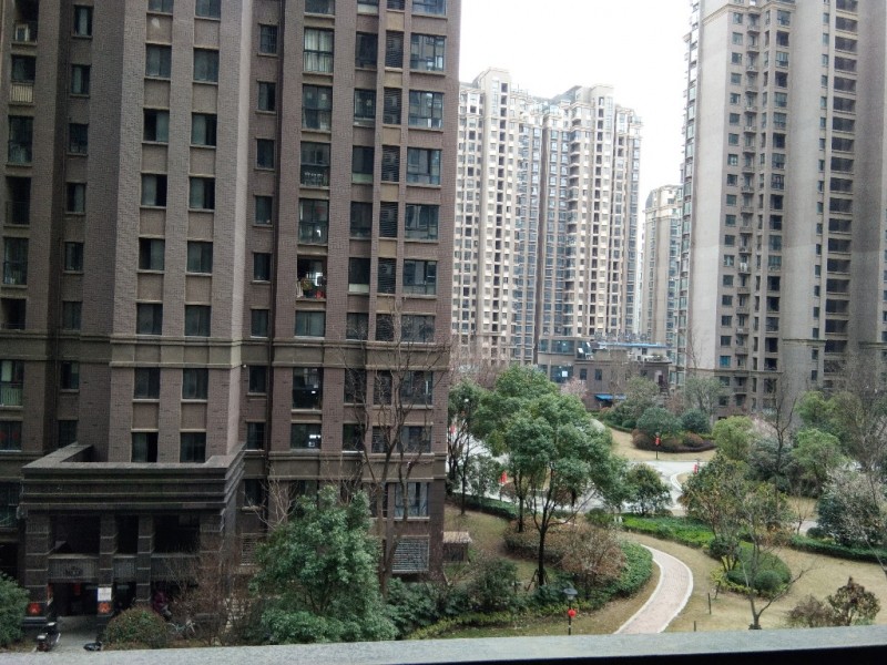 綠地二期B區(qū)稀缺毛坯房 可遇不可求 溫馨3室 證滿2年 低稅