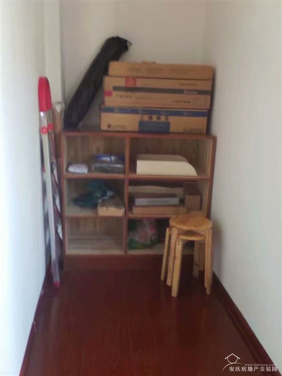 出售：此房采光好房間寬敞通風(fēng)佳。交通方便小區(qū)環(huán)境優(yōu)美停車方便