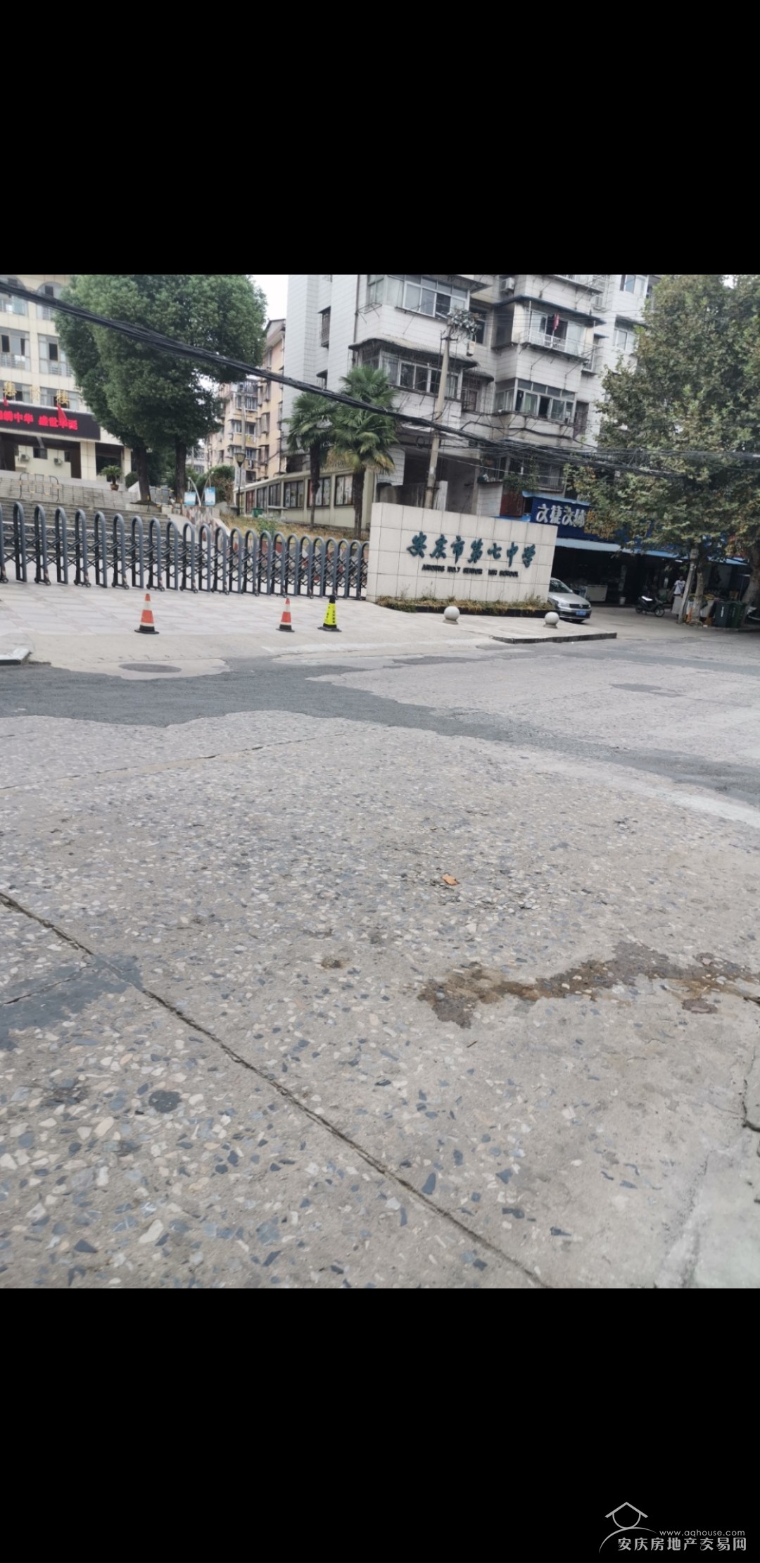 七中斜對面，拎包即住，交通便利，環(huán)境安靜不吵鬧。